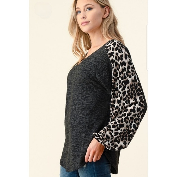 NWT Black VNeck Leopard Print Balloon Sleeve Top - Picture 4 of 4